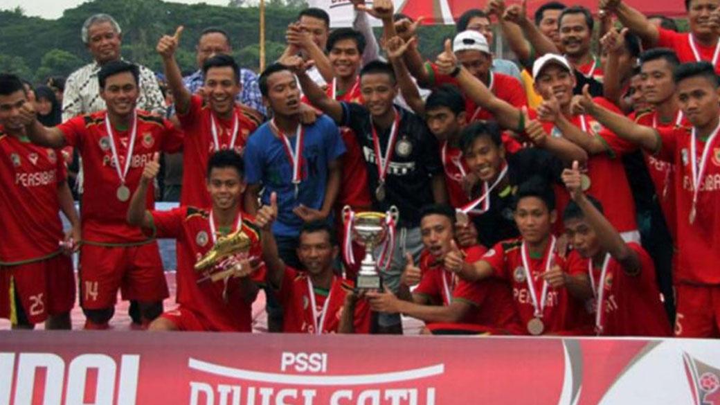Hapidin bersama skuat Persibat Batang saat menjadi juara di Divisi Satu musim 2014. - INDOSPORT